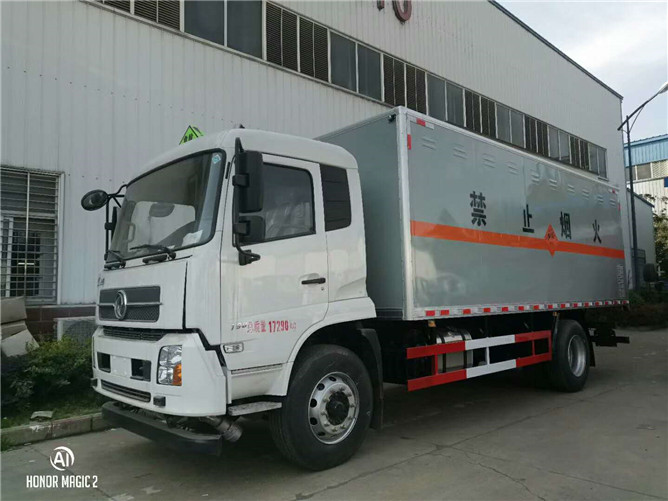 東風(fēng)易燃?xì)怏w運(yùn)輸車.jpg